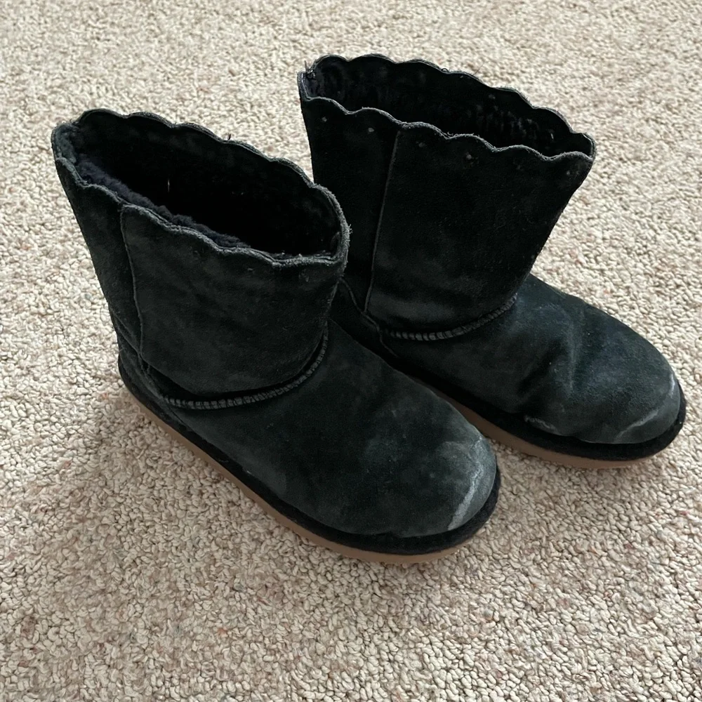 Black Classic Short Fame Suede Boot - Little Kid - Picture 3 of 4